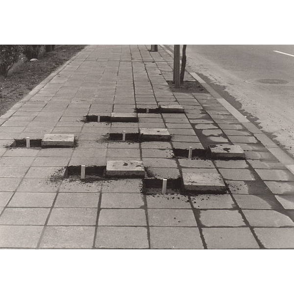 『歩道にて / 横須賀市内の歩道』　1970年